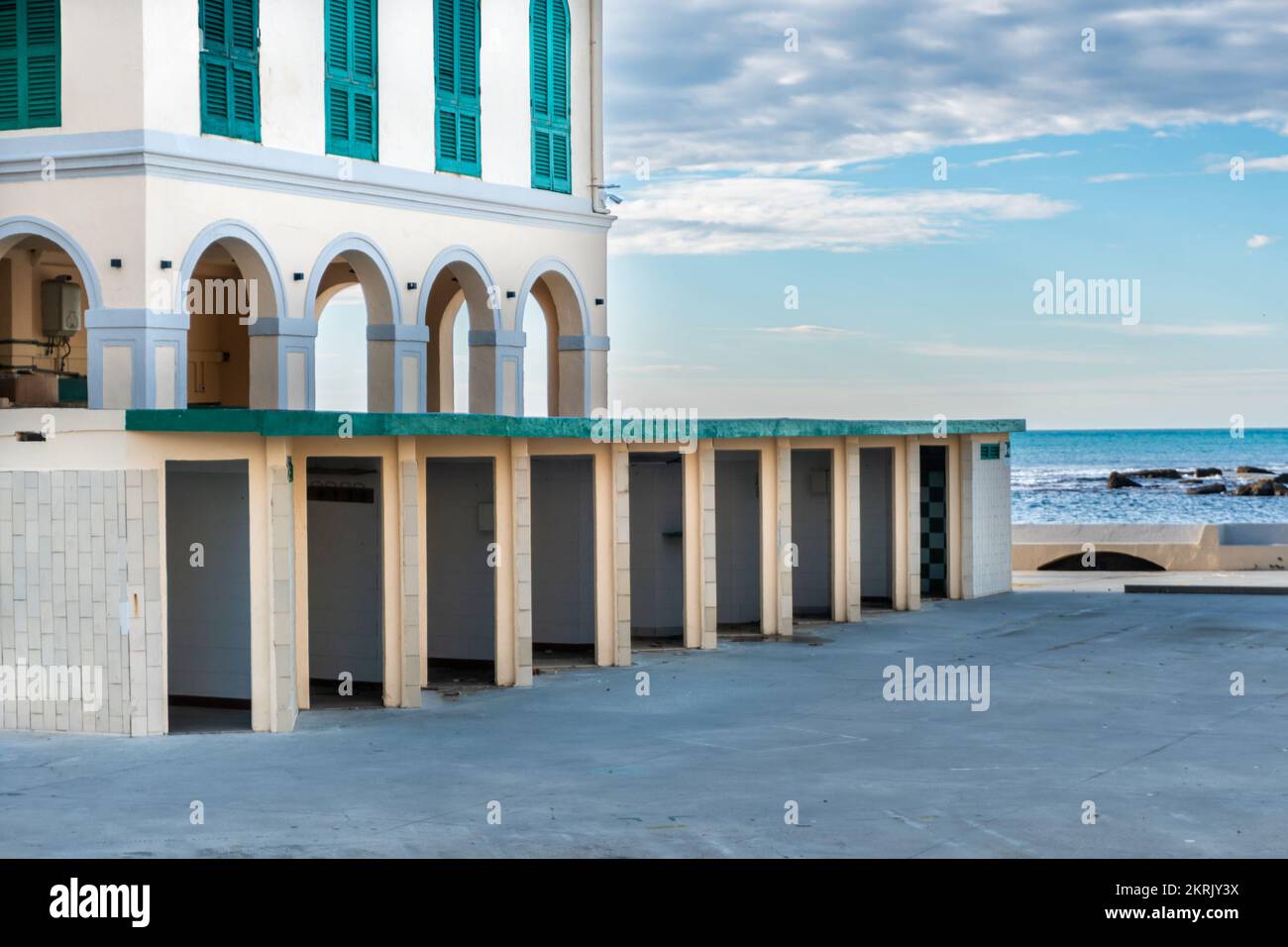 Livorno - 27 novembre 2022: Passeggiata sul lungomare di Livorno durante una giornata di sole Foto Stock