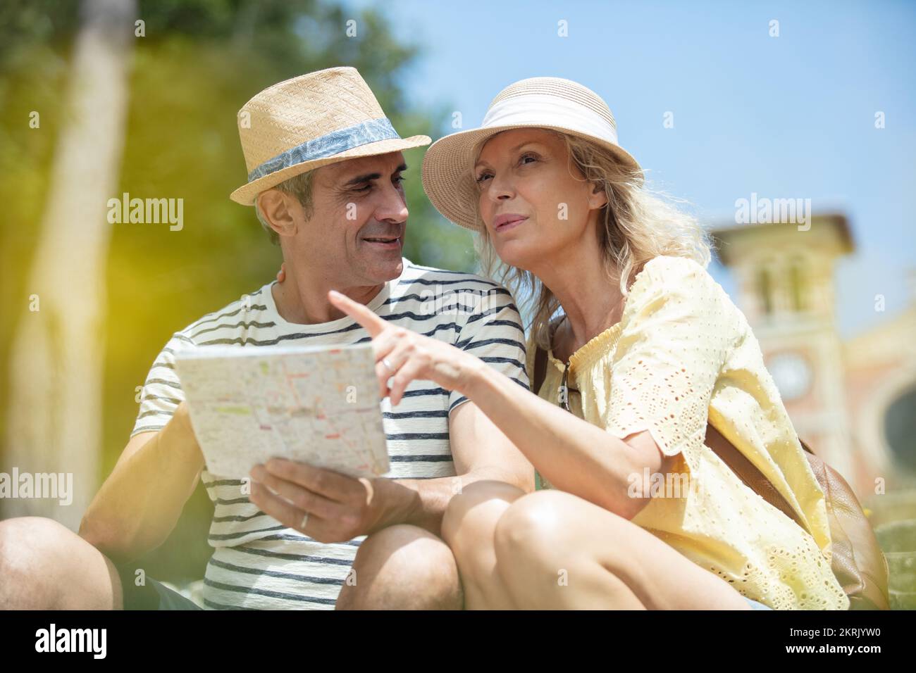 Coppia senior di turisti in cerca di una mappa della città Foto Stock