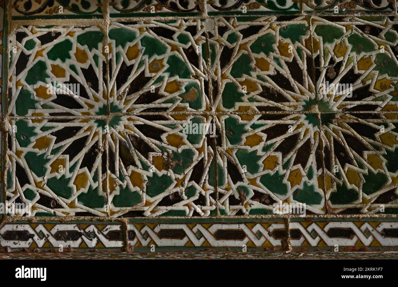 Museo Sephardico. Situato nella Sinagoga di El Transito, costruito nel 14th ° secolo. Particolare della decorazione in ceramica degli interni. Toledo. Castiglia-la Mancha. Spagna. Foto Stock