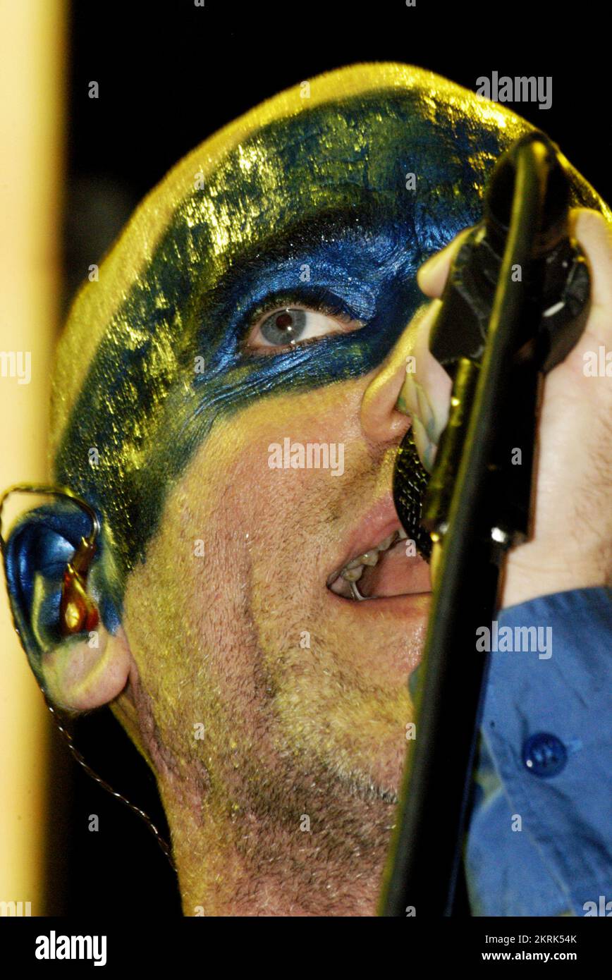 MICHAEL STIPE, REM, TOUR MONDIALE, 2005: Il cantante Michael Stipe della leggendaria band americana R.E.M. al Millennium Stadium on the Around the Sun Tour di Cardiff il 10 luglio 2005. Fotografia: ROB WATKINS. INFO: R.E.M. sono stati un gruppo rock statunitense formatosi ad Athens, Georgia, nel 1980. Noti per il loro influente sound rock alternativo, hanno raggiunto il successo globale con successi come "Losing My Religion" e "Everybody Hurts", diventando figure iconiche nella scena musicale degli anni '1980 e '1990. Foto Stock