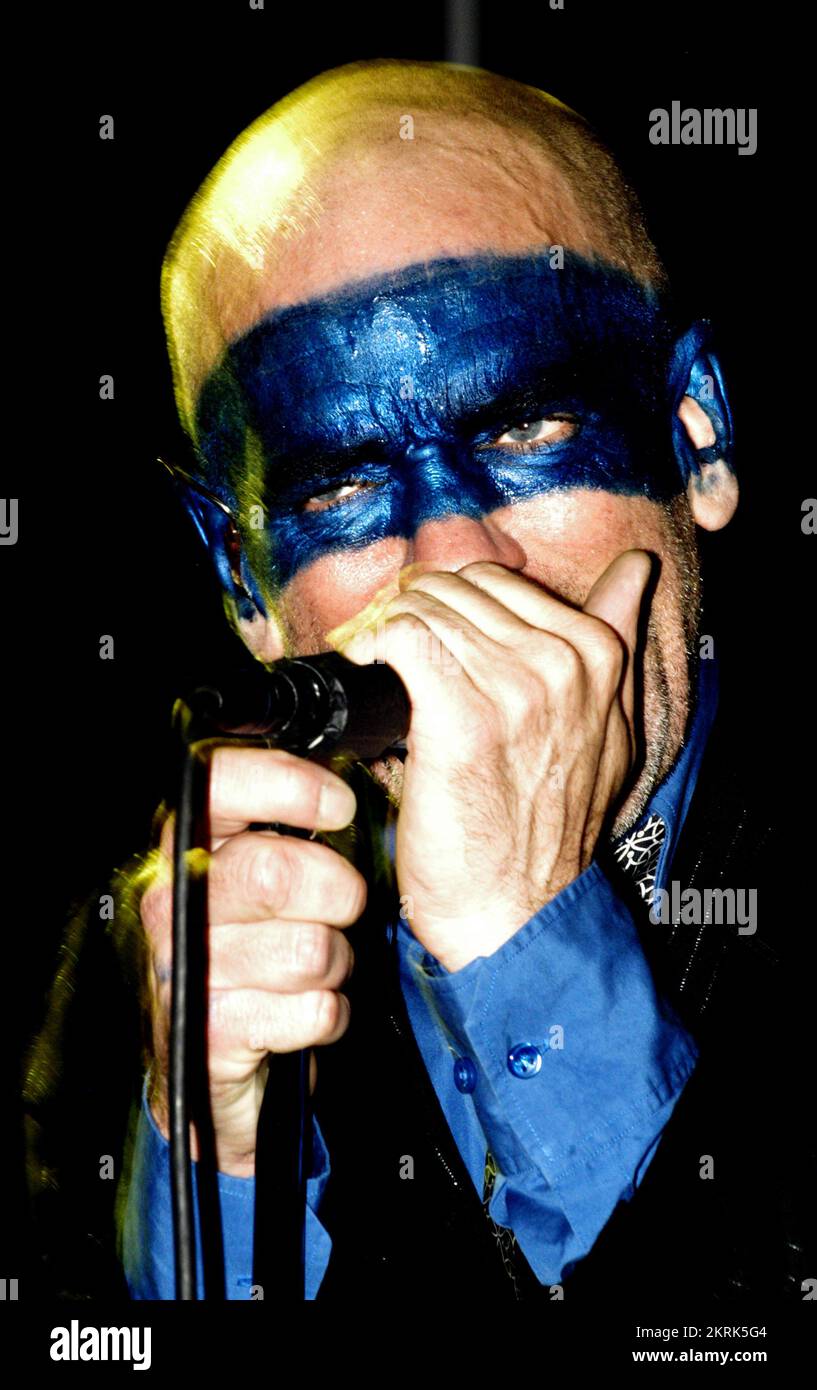 MICHAEL STIPE, REM, TOUR MONDIALE, 2005: Il cantante Michael Stipe della leggendaria band americana R.E.M. al Millennium Stadium on the Around the Sun Tour di Cardiff il 10 luglio 2005. Fotografia: ROB WATKINS. INFO: R.E.M. sono stati un gruppo rock statunitense formatosi ad Athens, Georgia, nel 1980. Noti per il loro influente sound rock alternativo, hanno raggiunto il successo globale con successi come "Losing My Religion" e "Everybody Hurts", diventando figure iconiche nella scena musicale degli anni '1980 e '1990. Foto Stock