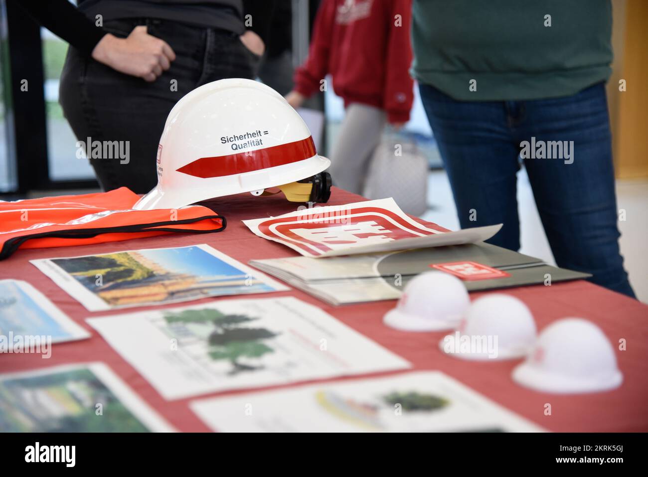 STATI UNITI Esercito corpo di ingegneri, Stati Uniti Esercito Garrison Wiesbaden e Dipartimento della Difesa attività di formazione personale e docenti impegnarsi con la scuola elementare Wiesbaden e gli studenti della scuola media Wiesbaden per una cerimonia di piantagione di alberi e sessione educativa a Wiesbaden, Germania, 22 novembre 2022. Foto Stock