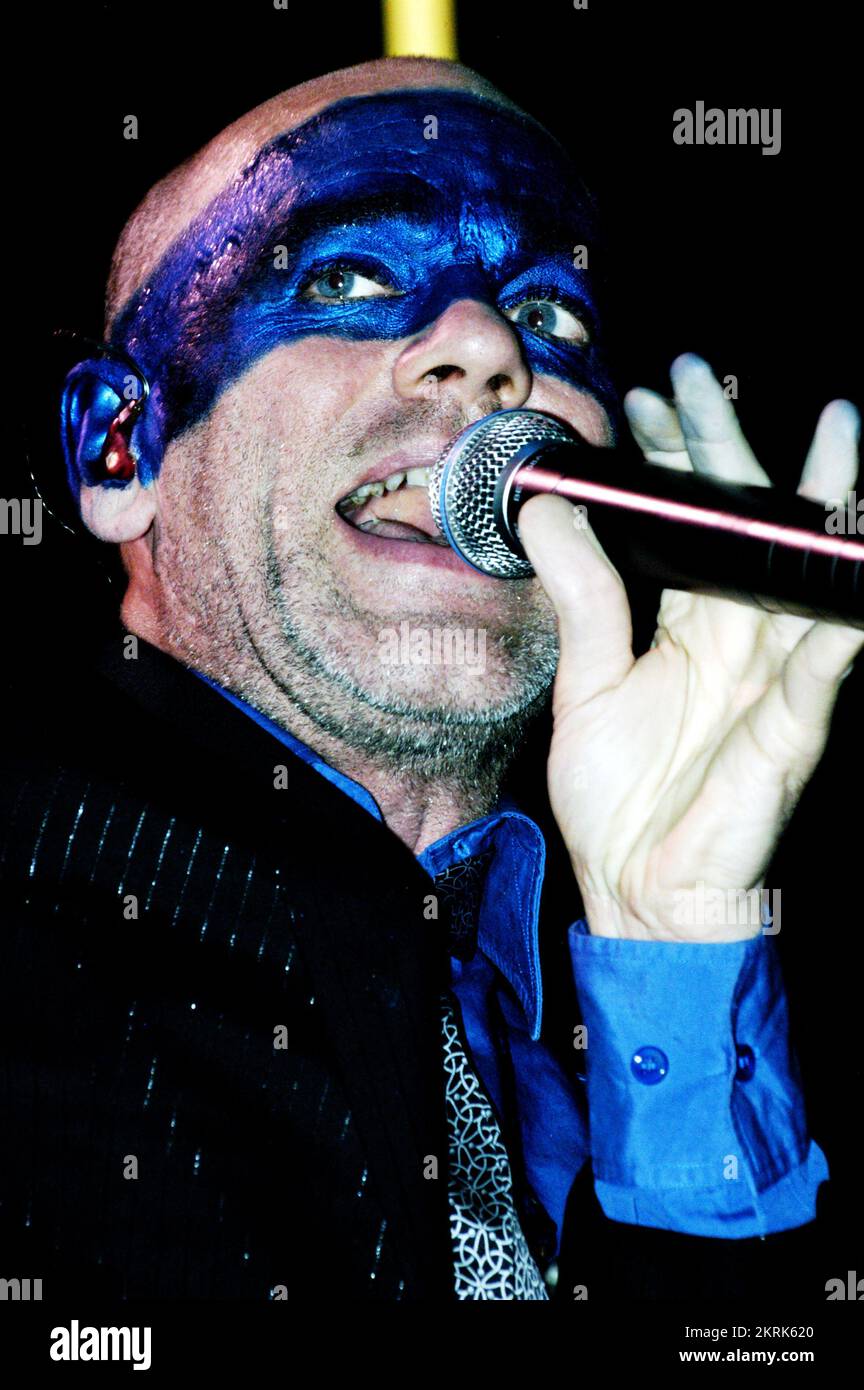 MICHAEL STIPE, REM, TOUR MONDIALE, 2005: Il cantante Michael Stipe della leggendaria band americana R.E.M. al Millennium Stadium on the Around the Sun Tour di Cardiff il 10 luglio 2005. Fotografia: ROB WATKINS. INFO: R.E.M. sono stati un gruppo rock statunitense formatosi ad Athens, Georgia, nel 1980. Noti per il loro influente sound rock alternativo, hanno raggiunto il successo globale con successi come "Losing My Religion" e "Everybody Hurts", diventando figure iconiche nella scena musicale degli anni '1980 e '1990. Foto Stock