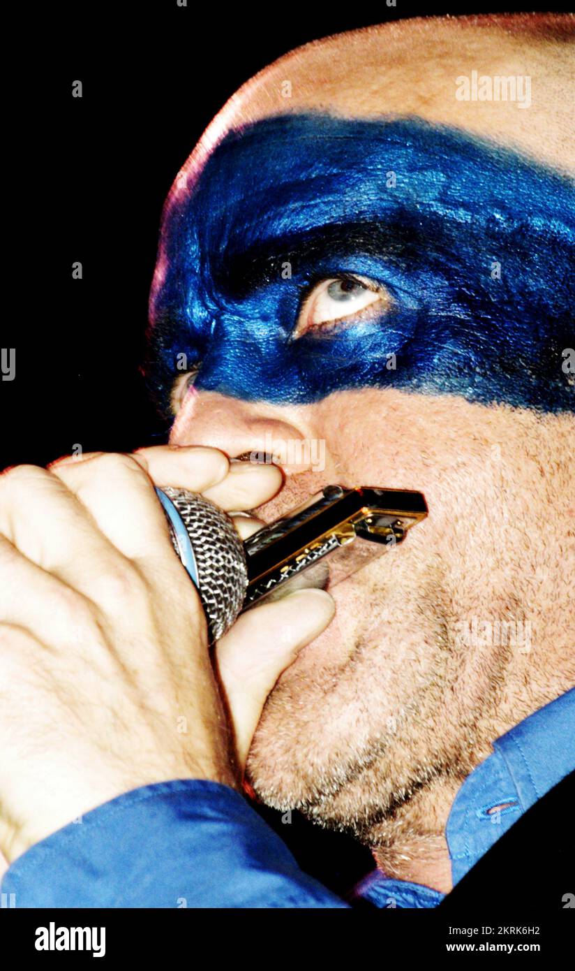 MICHAEL STIPE, REM, TOUR MONDIALE, 2005: Il cantante Michael Stipe della leggendaria band americana R.E.M. al Millennium Stadium on the Around the Sun Tour di Cardiff il 10 luglio 2005. Fotografia: ROB WATKINS. INFO: R.E.M. sono stati un gruppo rock statunitense formatosi ad Athens, Georgia, nel 1980. Noti per il loro influente sound rock alternativo, hanno raggiunto il successo globale con successi come "Losing My Religion" e "Everybody Hurts", diventando figure iconiche nella scena musicale degli anni '1980 e '1990. Foto Stock