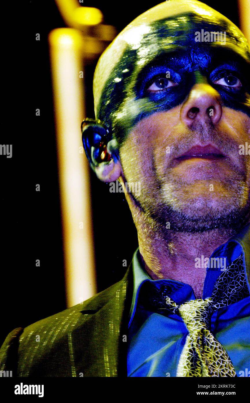 MICHAEL STIPE, REM, TOUR MONDIALE, 2005: Il cantante Michael Stipe della leggendaria band americana R.E.M. al Millennium Stadium on the Around the Sun Tour di Cardiff il 10 luglio 2005. Fotografia: ROB WATKINS. INFO: R.E.M. sono stati un gruppo rock statunitense formatosi ad Athens, Georgia, nel 1980. Noti per il loro influente sound rock alternativo, hanno raggiunto il successo globale con successi come "Losing My Religion" e "Everybody Hurts", diventando figure iconiche nella scena musicale degli anni '1980 e '1990. Foto Stock