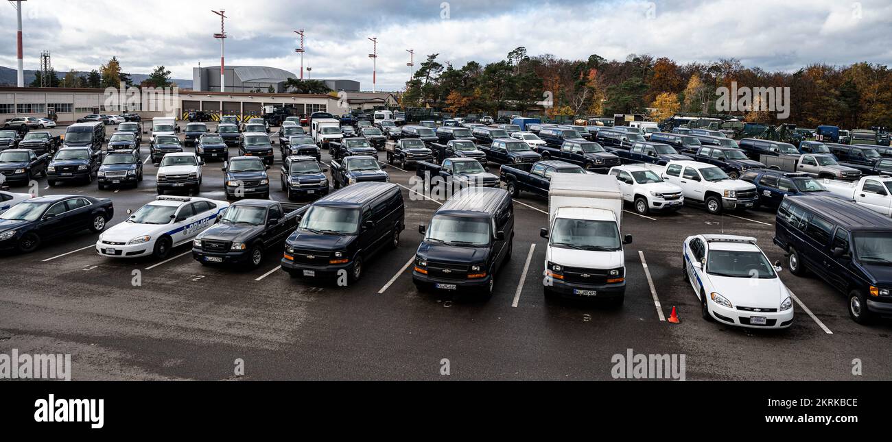 I veicoli in programma per la manutenzione si trovano in un cantiere di manutenzione presso la base aerea di Ramstein, Germania, 22 novembre 2022. Il 86th Vehicle Readiness Squadron è responsabile di oltre 70 posizioni della flotta di veicoli nella comunità militare Kaiserslautern. Foto Stock