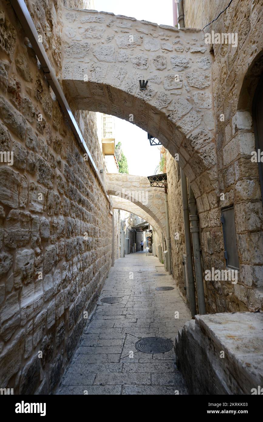 Passeggiando per le stradine della città vecchia di Gerusalemme. Foto Stock