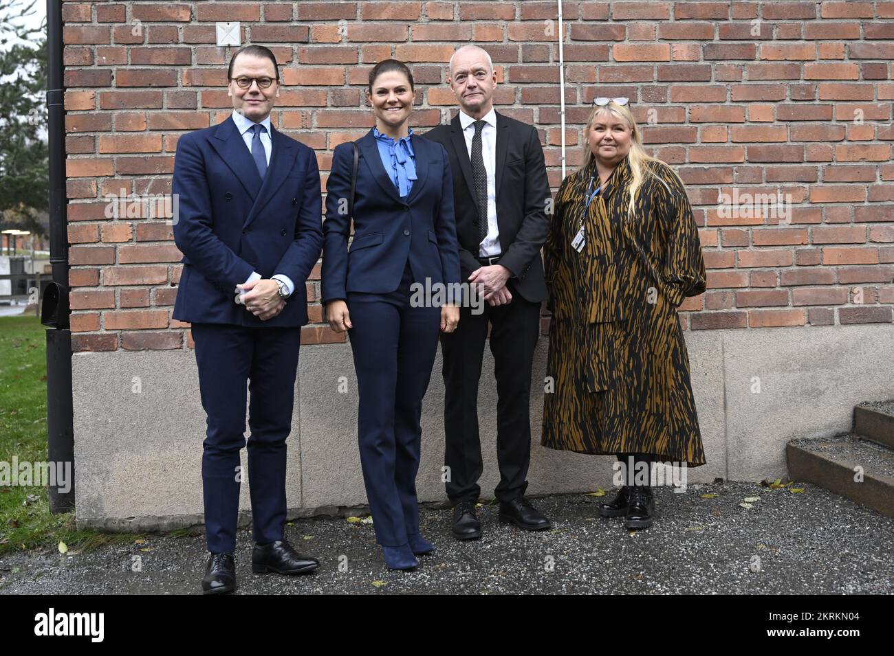 La Principessa Victoria e il Principe Daniel sono accolti da Lars Werkstrom, Direttore Generale, e dal medico capo Petra Rasten Almqvist all'arrivo al Foto Stock
