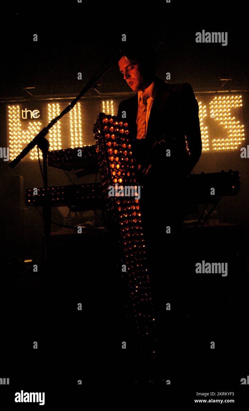 THE KILLERS, YOUNG, BRANDON FLOWERS, HOT FUSS TOUR, 2005: A Young Brandon Flowers, cantante e tastierista dei Killers, nel NME Tour con il singolo Mr. Brightside alla Cardiff University, 6 febbraio 2005. Fotografia: ROB WATKINS. I Killers sono un gruppo rock statunitense formatosi a Las Vegas nel 2001. Noti per il loro suono energico e successi come "Mr. Brightside", hanno guadagnato fama con il loro album di debutto "Hot Fuss" e sono rimasti influenti nell'indie e nell'alternative rock. Foto Stock