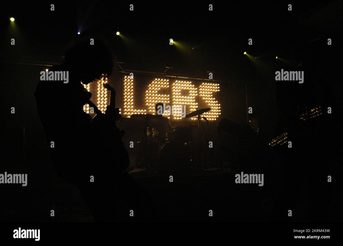 THE KILLERS, YOUNG, HOT FUSS TOUR, 2005: The Killers, on the NME Tour at Cardiff University, 6 febbraio 2005. Fotografia: ROB WATKINS. I Killers sono un gruppo rock statunitense formatosi a Las Vegas nel 2001. Noti per il loro suono energico e successi come "Mr. Brightside", hanno guadagnato fama con il loro album di debutto "Hot Fuss" e sono rimasti influenti nell'indie e nell'alternative rock. Foto Stock