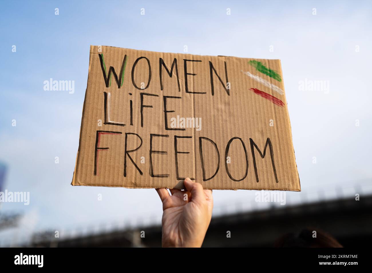 Dimostratore con cartello "Donne, vita, libertà" Foto Stock