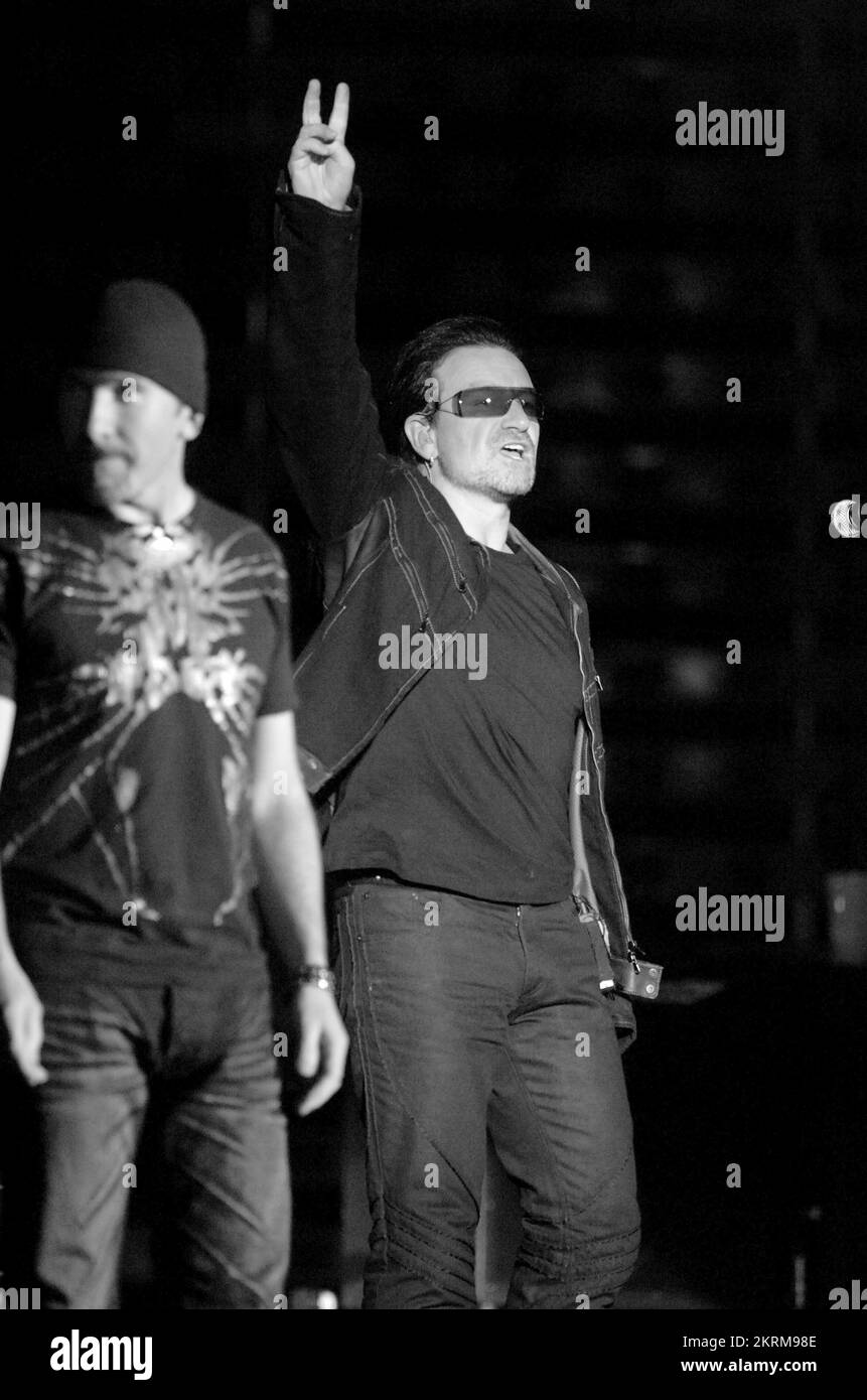 BONO, U2, WORLD TOUR CONCERT, 2005: Cantante Bono della band irlandese U2 al Millennium Stadium di Cardiff, giugno 29 2005. Fotografia: ROB WATKINS. INFO: U2 è un gruppo rock irlandese formatosi nel 1976, rinomato per il loro suono antematico e i testi socialmente consapevoli. Con album iconici come "The Joshua Tree" e "Achtung Baby", hanno raggiunto la fama mondiale, guidati dal carismatico frontman Bono e dall'innovativo chitarrista The Edge. Foto Stock