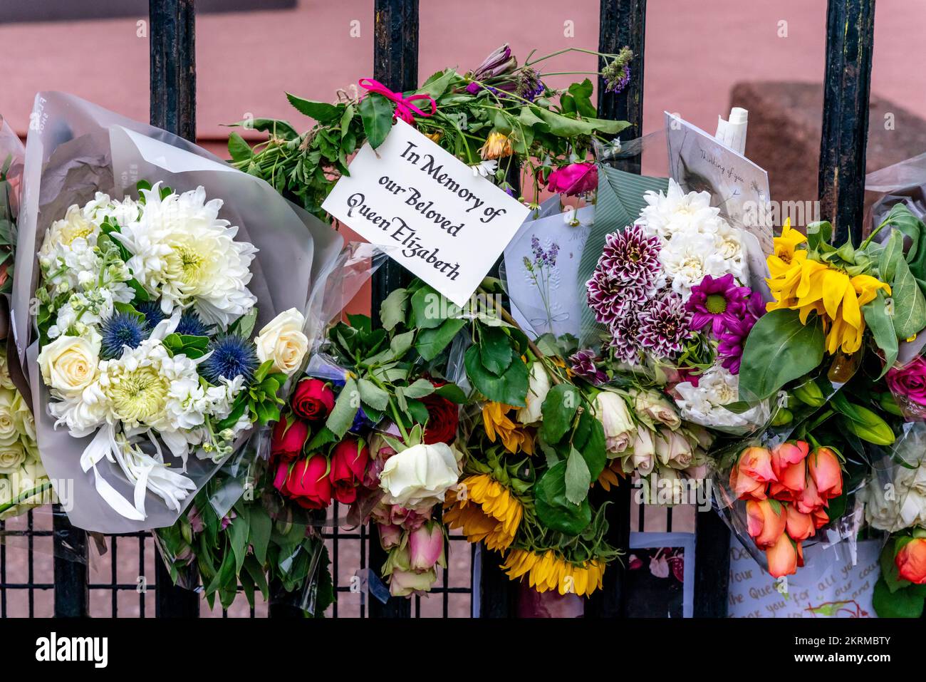 Tributi floreali fuori dai cancelli di Buckingham Palace dopo la morte della regina Elisabetta II, Londra, Regno Unito. Foto Stock