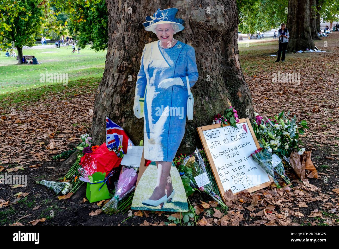 Tributi floreali lasciati per la Regina Elisabetta II nel St JaME's Park, Londra, Regno Unito. Foto Stock