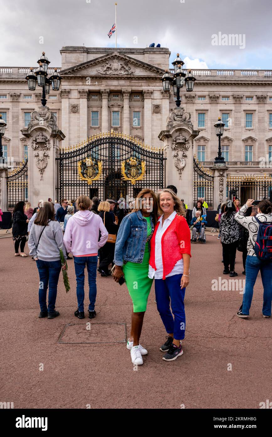 Visitatori multietnici al di fuori di Buckingham Palace, Londra, Regno Unito. Foto Stock