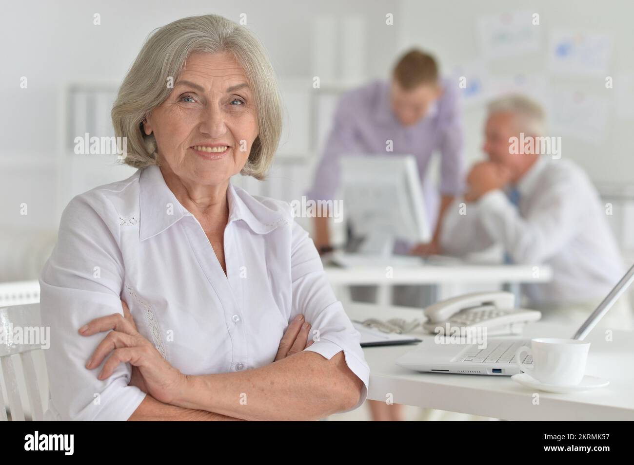 ritratto di una vecchia donna d'affari sullo sfondo di un ufficio Foto Stock