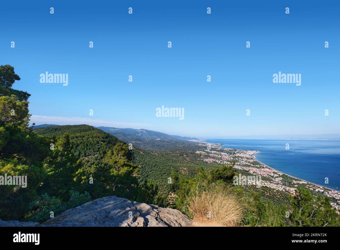 Canakkale, Turchia - Lug 14 2021: Vista dall'altare di Zeus nel villaggio di Adatepe. Situato nella parte occidentale del Monte Ida, con uno splendido scenario del Mar Egeo Foto Stock