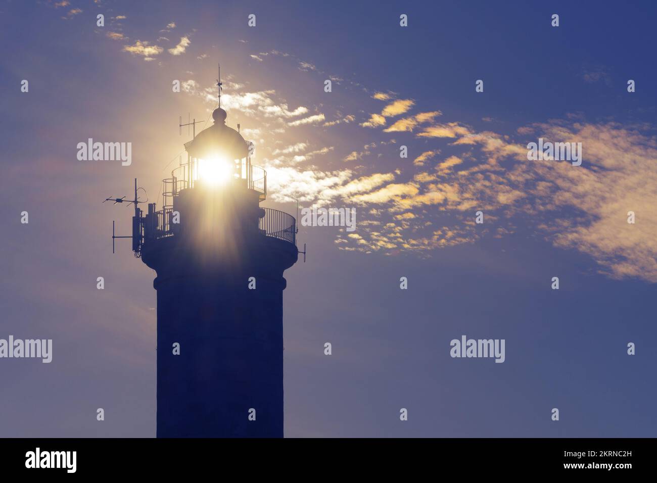 Sole splendente attraverso il faro di Savudrija, Croazia. Sicurezza, traffico marittimo, viaggi, turismo e speranza Foto Stock