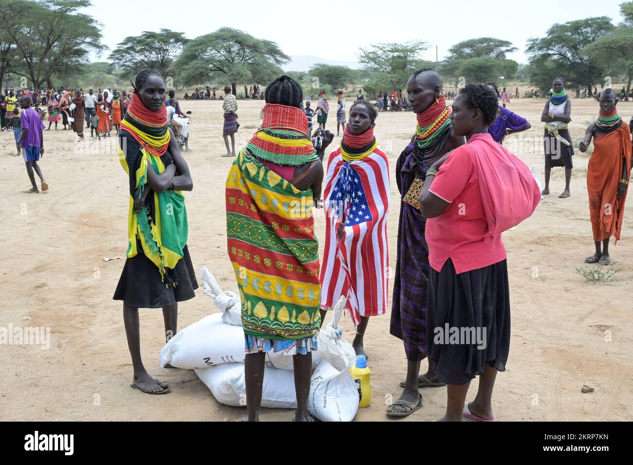 KENYA, Turkana, Lokichar, ONG distribuiscono prodotti alimentari come farina di mais, olio da cucina e sale per la popolazione turkana sofferente a causa del cambiamento climatico, siccità e carestia / KENIA, Turkana, ONG verteilt Nahrungsmittel wie Maismehl, Speiseöl, Salz an die durch die jahrelang anhaltende Dürre in not geratene Bevölkerung Foto Stock