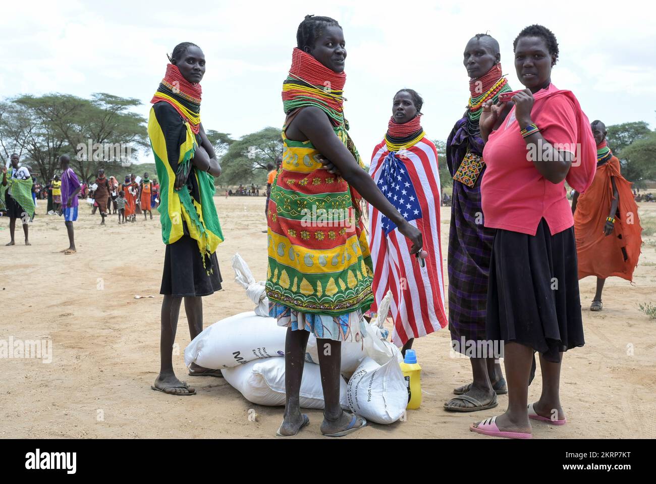 KENYA, Turkana, Lokichar, ONG distribuiscono prodotti alimentari come farina di mais, olio da cucina e sale per la popolazione turkana sofferente a causa del cambiamento climatico, siccità e carestia / KENIA, Turkana, ONG verteilt Nahrungsmittel wie Maismehl, Speiseöl, Salz an die durch die jahrelang anhaltende Dürre in not geratene Bevölkerung Foto Stock