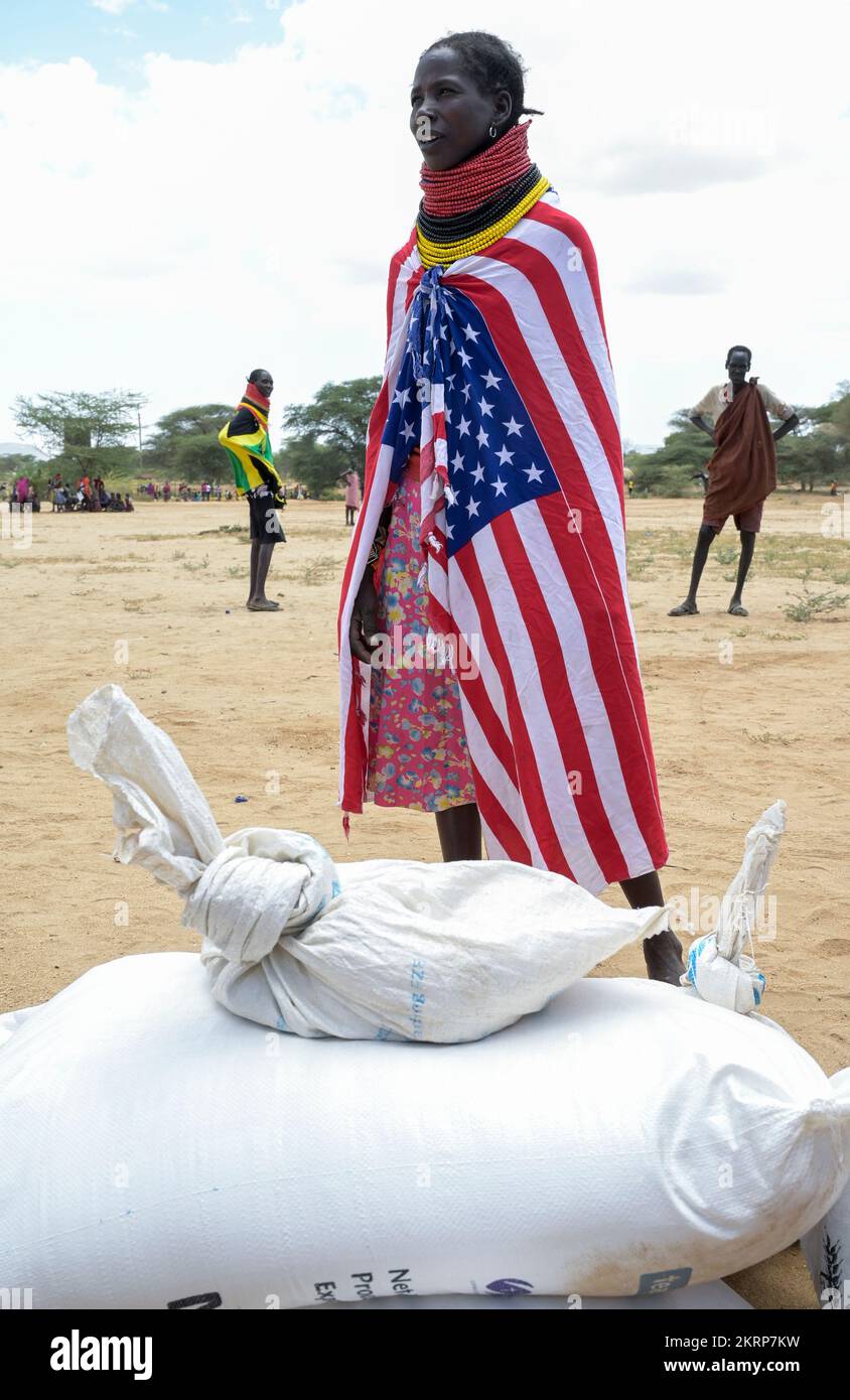 KENYA, Turkana, Lokichar, ONG distribuiscono prodotti alimentari come farina di mais, olio da cucina e sale per la popolazione turkana sofferente a causa del cambiamento climatico, siccità e carestia / KENIA, Turkana, ONG verteilt Nahrungsmittel wie Maismehl, Speiseöl, Salz an die durch die jahrelang anhaltende Dürre in not geratene Bevölkerung Foto Stock