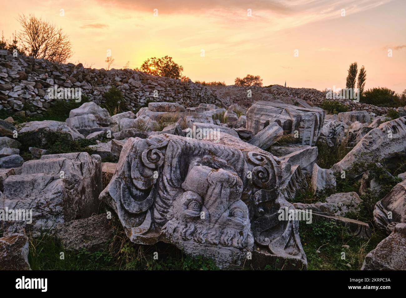 Balıkesir, Turchia - 06 ottobre 2021 Capo colonna in stile corinzio del Tempio di Adriano in (Kyzikos) Cyzicus Antica Città greca Foto Stock