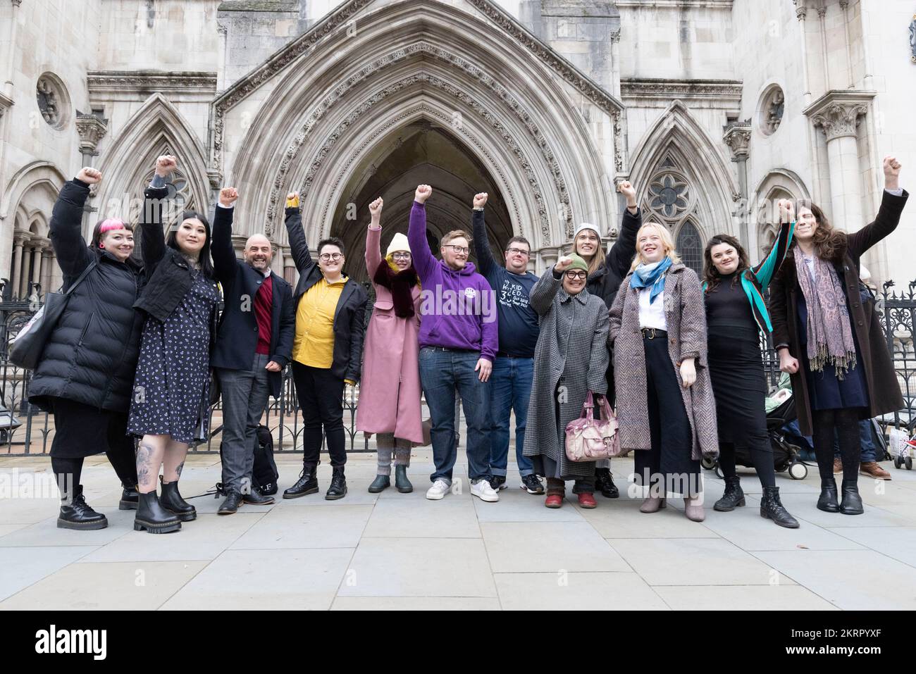 Gruppo trans Youth GENDTED Intelligence al di fuori della Royal Courts of Justice, Londra, dove un giudice dell'alta Corte sentirà un'impugnazione legale portata da due bambini, due adulti, Trans Charity GENDed Intelligence e il progetto Good Law contro il Consiglio di Commissioning NHS per l'accesso alla sanità per le persone con disforia di genere. Data immagine: Martedì 29 novembre 2022. Foto Stock