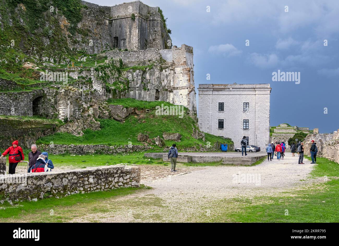 La Fortezza Vecchia, la Città Vecchia di Corfù, la gente della Grecia che cammina all'interno dei giardini Foto Stock