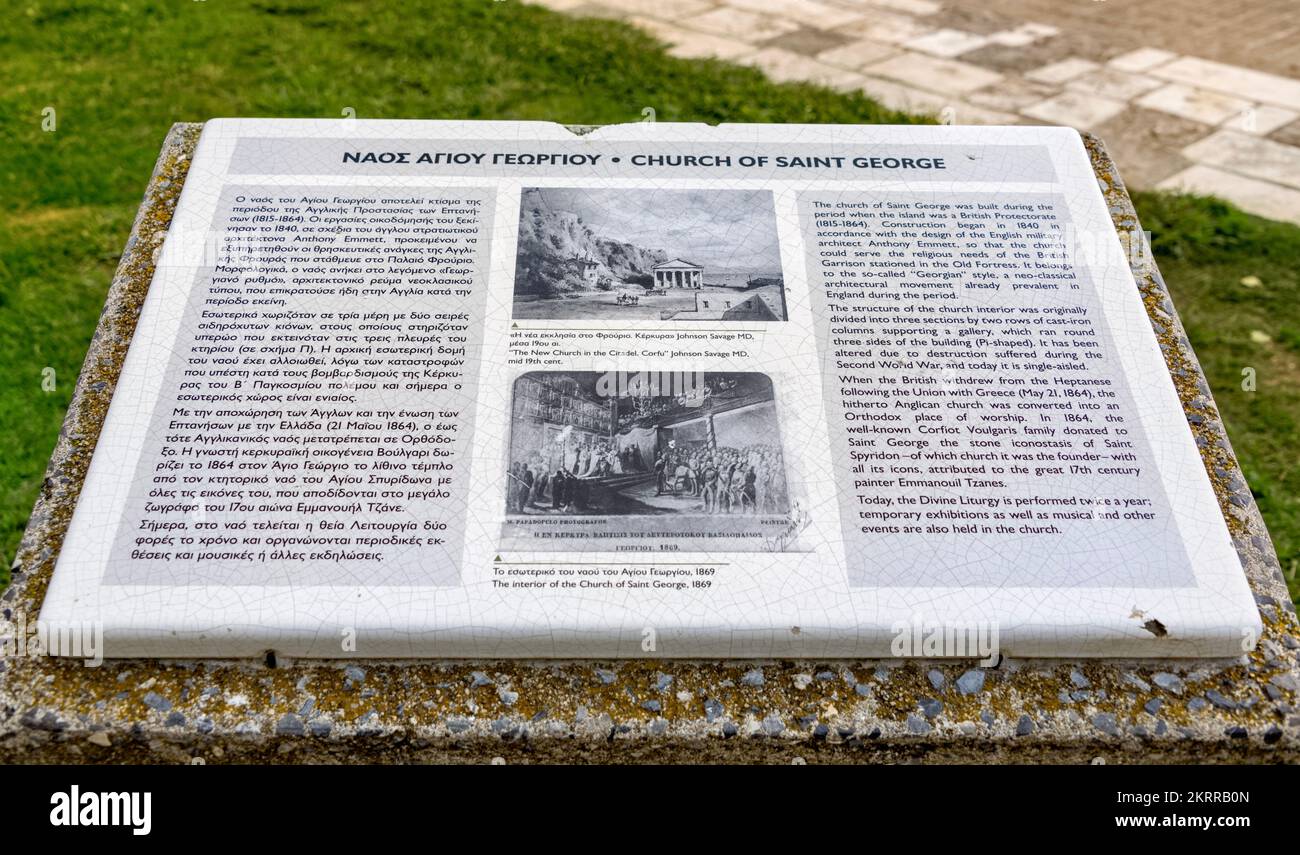 Informazioni in greco e inglese sulla Chiesa di San Giorgio, Vecchia Fortezza, Corfù, Grecia Foto Stock