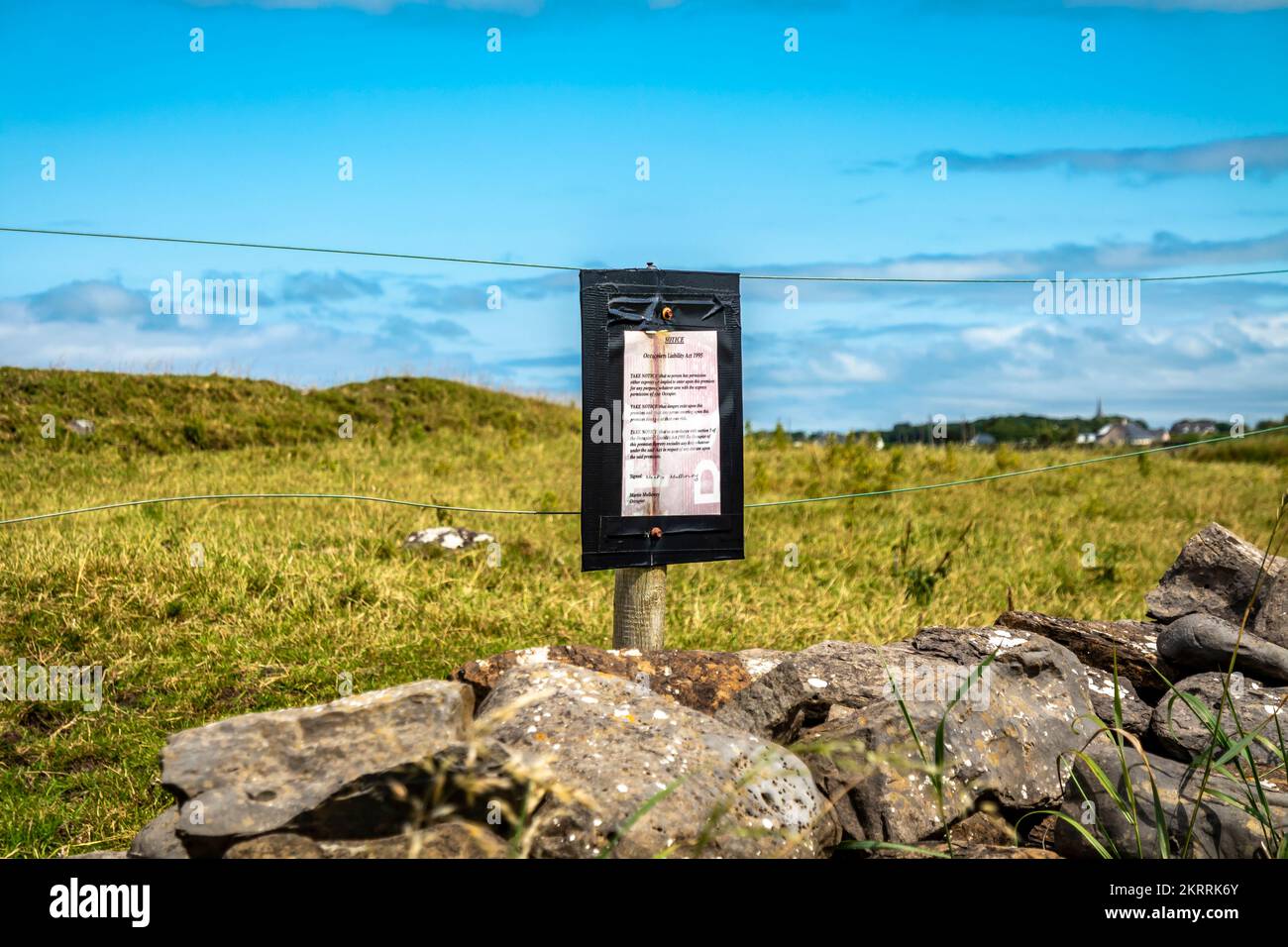 ENNISCRONE, CONTEA DI SLIGO, IRLANDA - LUGLIO 15 2022 : Firma esplicativa della Legge sulla responsabilità degli occupanti 1995. Foto Stock