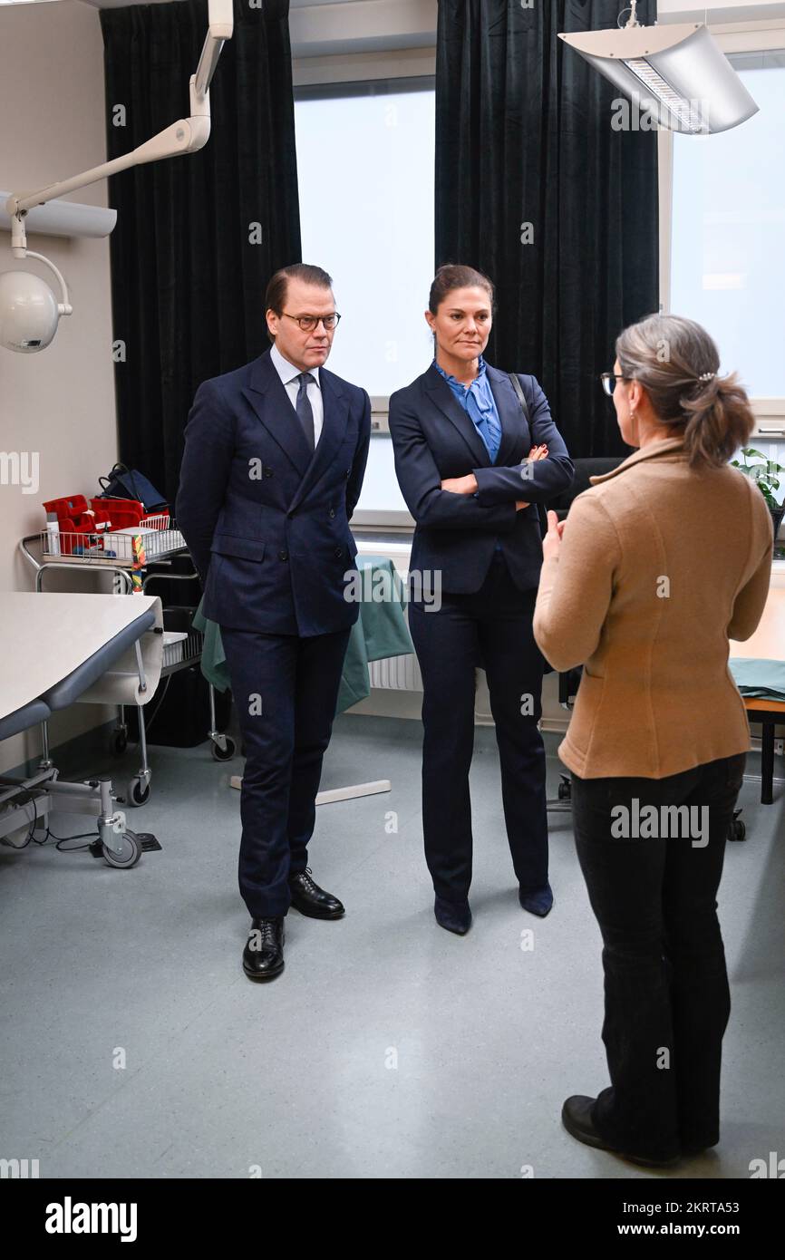 SOLNA 20221129Kronprinsessan Victoria och Prins Daniel besöker Rättmedicinalverket i Solna Visa ett undersökningsrum av rättsläkare Cecilia Besev. FO Foto Stock
