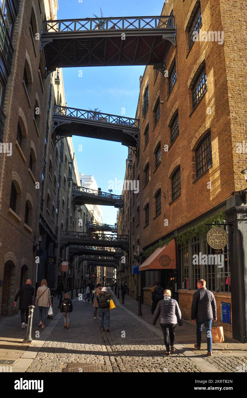 Negozi al dettaglio e ristoranti nei vecchi magazzini rigenerati del Thames Shad, appena a sud del fiume, Londra, Inghilterra Foto Stock