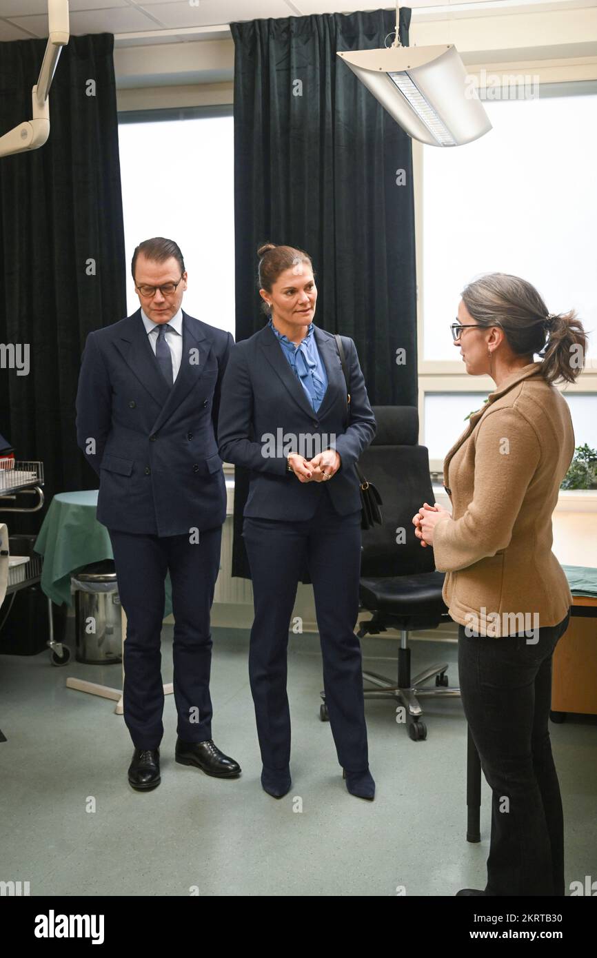 La Principessa Corona Victoria e il Principe Daniel sono mostrati in una sala d'esame dal patologo forense Cecilia Besev durante la loro visita al Consiglio Nazionale Foto Stock