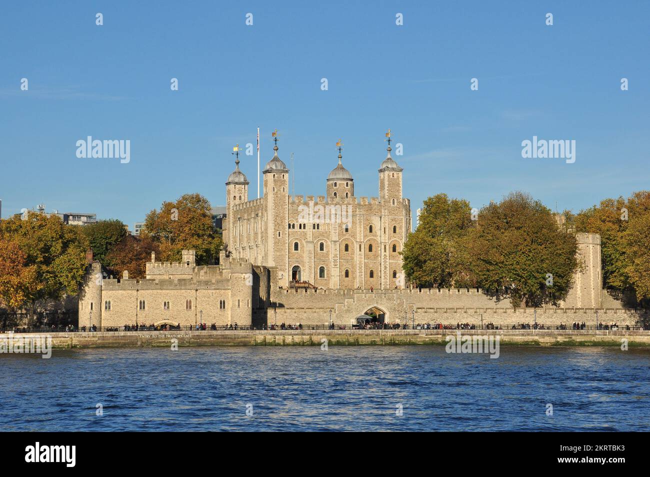 La Torre di Londra vista dalla riva sud del Tamigi, Londra, Inghilterra, Regno Unito Foto Stock