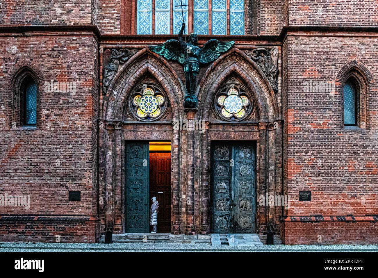 L'ingresso Friedrichswerder Kirche. Chiesa neo-gotica di mattoni rossi dell'architetto Karl Friedrich Schinkel costruito 1824-1831, Werderscher Markt, Mitte, Berlino Foto Stock