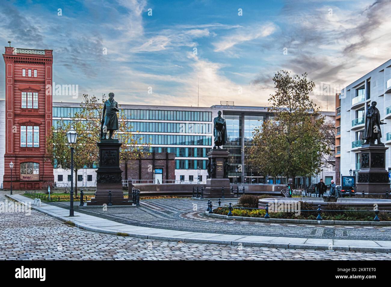 SchinkelplatzMitte, Berlino. Piazza con angolo ricostruito della facciata Bauakedemie e statue commemorative Foto Stock