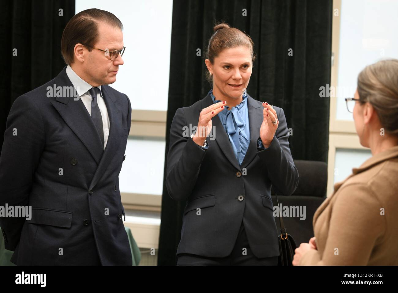 La Principessa Corona Victoria e il Principe Daniel sono mostrati in una sala d'esame durante la loro visita al National Board of Forensic Medicine di Solna a Stoc Foto Stock
