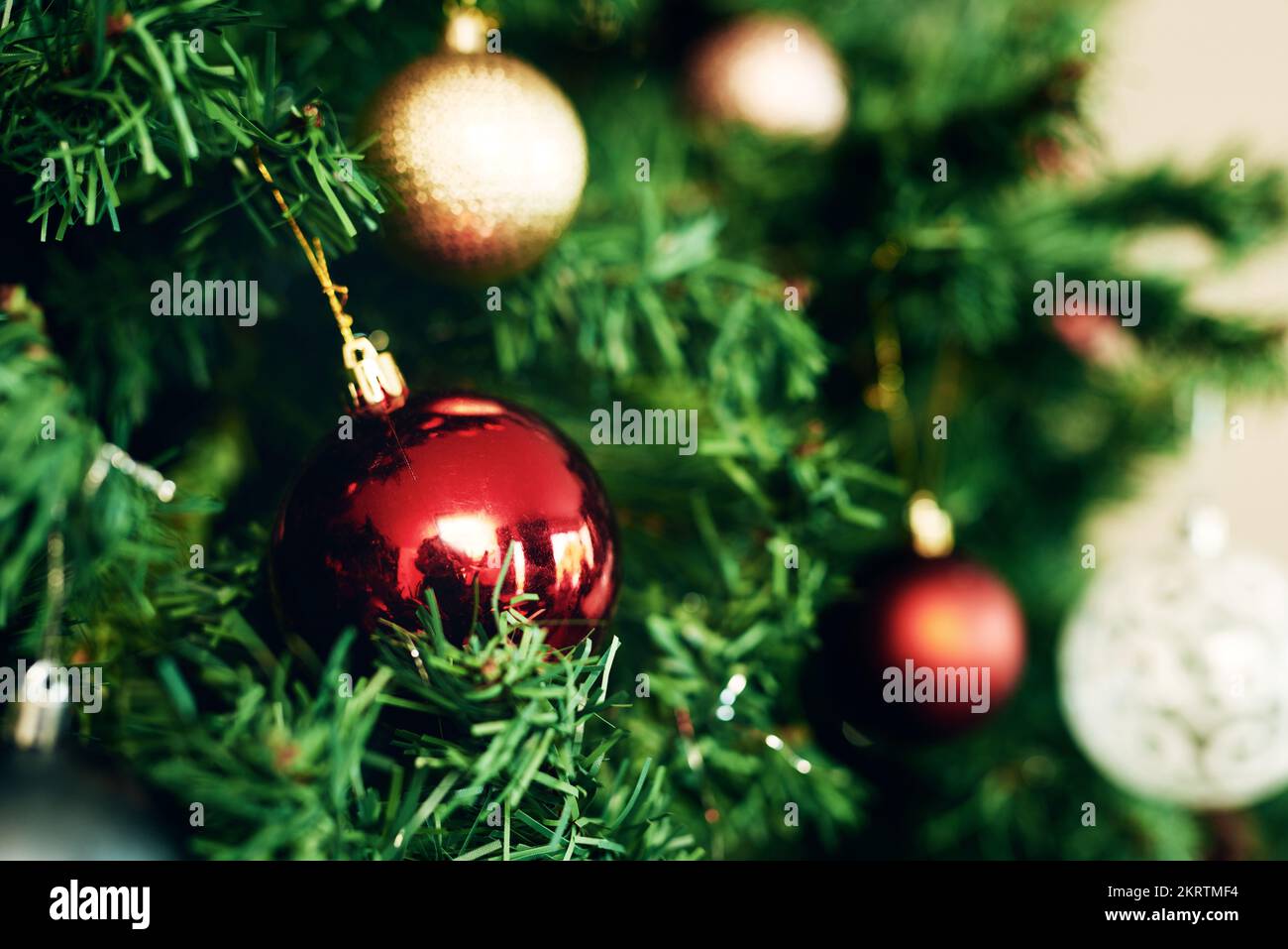 Decorazione di festa con palla di natale e albero, festa di celebrazione zoom con la tradizione in casa. Sfera rossa, glitter per albero di Natale con Foto Stock