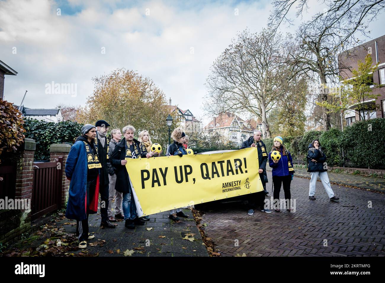 L'AIA - Amnesty International manifestanti prima di offrire firme presso l'ambasciata del Qatar. L'organizzazione per i diritti umani invita il Qatar e la FIFA a risarcire i lavoratori migranti colpiti che hanno reso possibile la Coppa del mondo. ANP BART MAAT netherlands OUT - belgio OUT Foto Stock