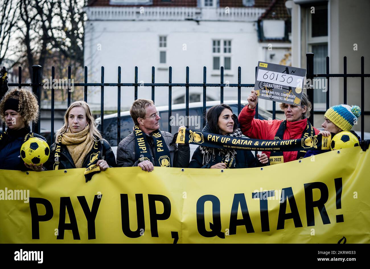 L'AIA - membri di Amnesty International prima di offrire firme all'ambasciata del Qatar. L'organizzazione per i diritti umani invita il Qatar e la FIFA a risarcire i lavoratori migranti colpiti che hanno reso possibile la Coppa del mondo. ANP BART MAAT netherlands OUT - belgio OUT Foto Stock