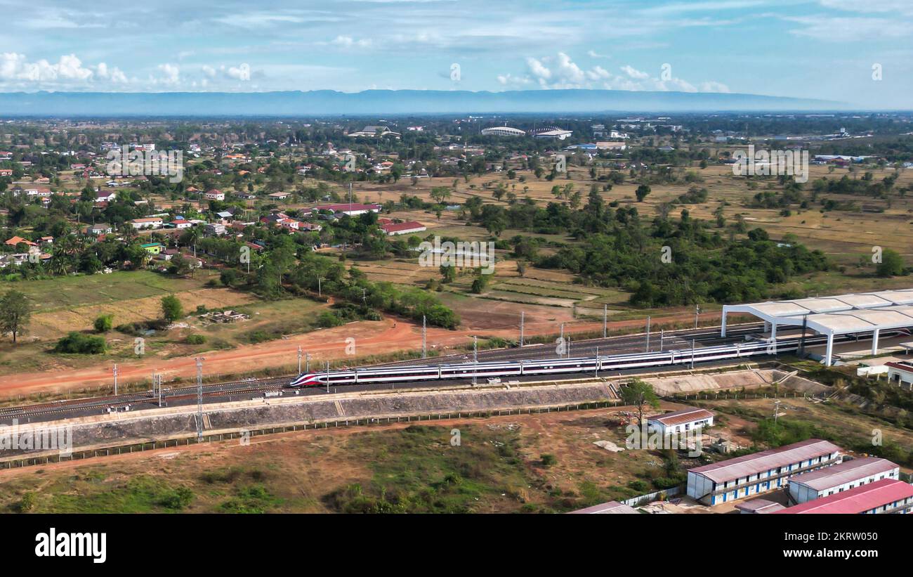 (221129) -- VIENTIANE, 29 novembre 2022 (Xinhua) -- in questa foto aerea, un treno Lane Xang EMU (unità elettrica multipla) parte dalla stazione ferroviaria di Vientiane a Vientiane, Laos, 25 novembre 2022. ANDARE CON 'caratteristica: La ferrovia di Cina-Laos aumenta i viaggi, promuove il turismo in Laos' (Foto di Kaikeo Saiyasane/Xinhua) Foto Stock