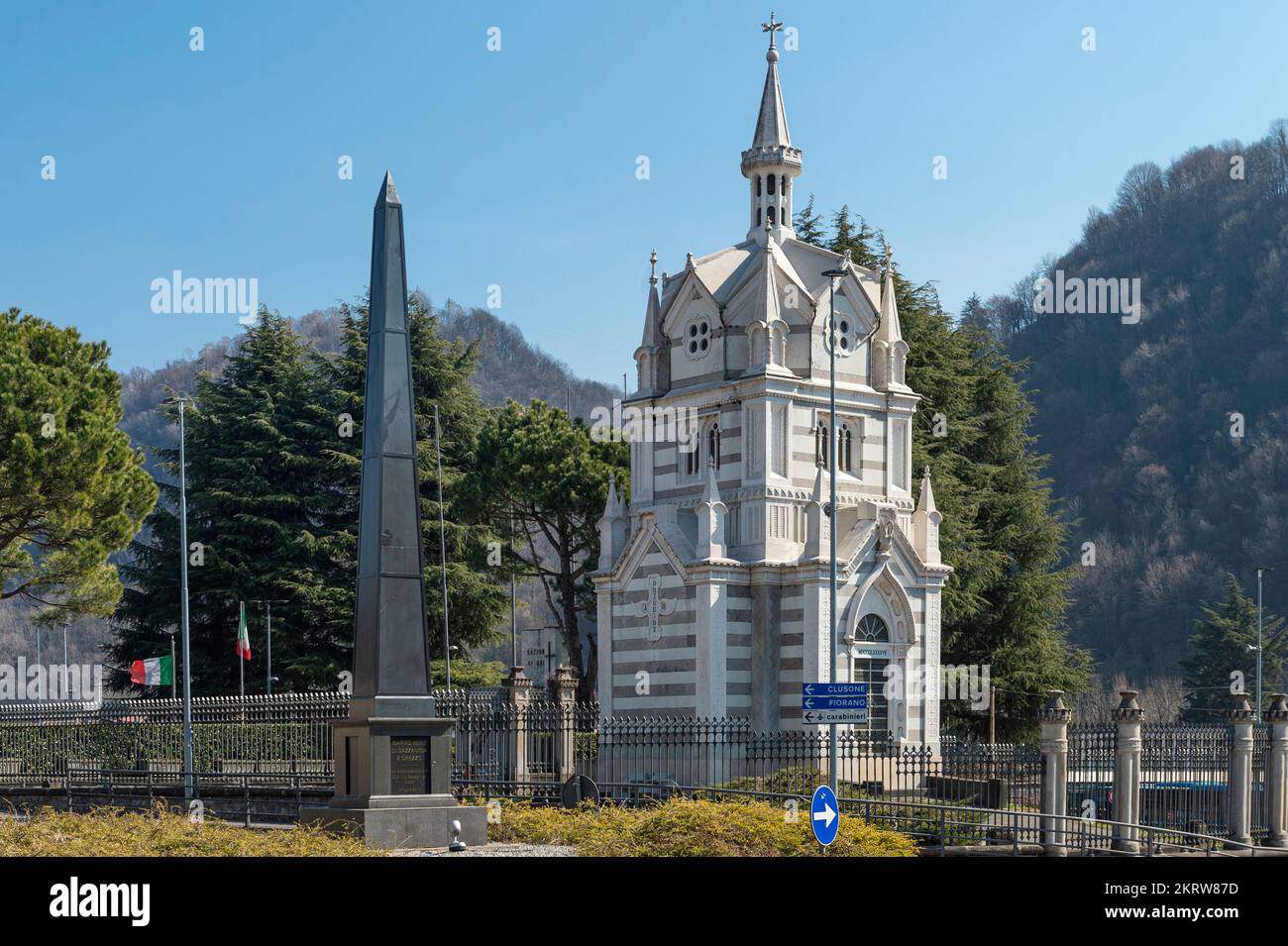 mausoleo e obelisco di marmo nero di briolini, gazzaniga, italia Foto Stock