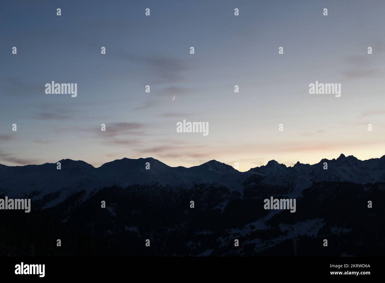 Il tramonto si innamora sulle montagne delle alpi svizzere Foto Stock