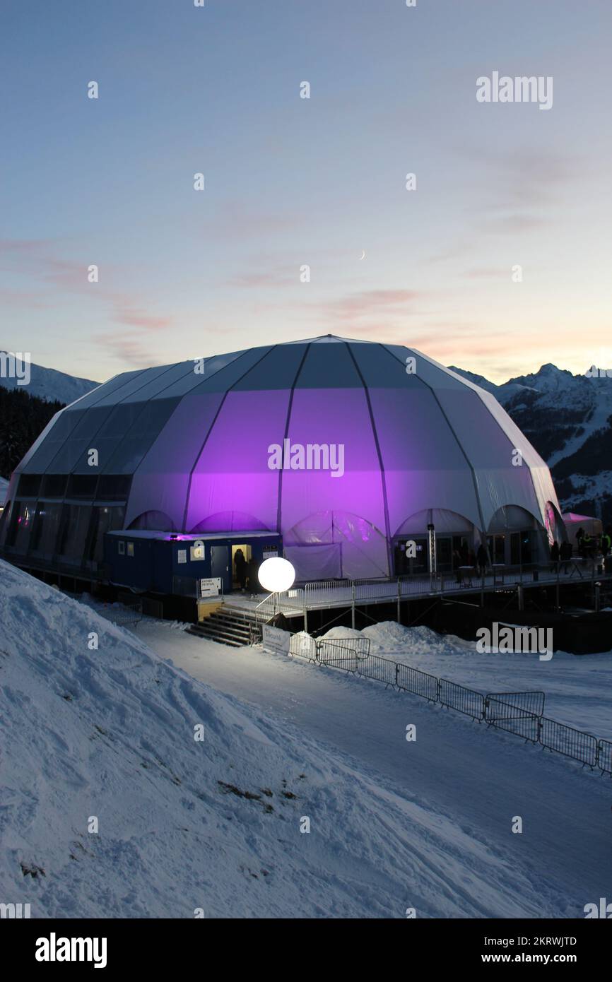 POLARIS FESTIVAL 2022 – VERBIER, SVIZZERA. Polaris tenda a Verbier al crepuscolo, il festival è tornato al Canton Vallese dopo un periodo di 2 anni di pausa Foto Stock