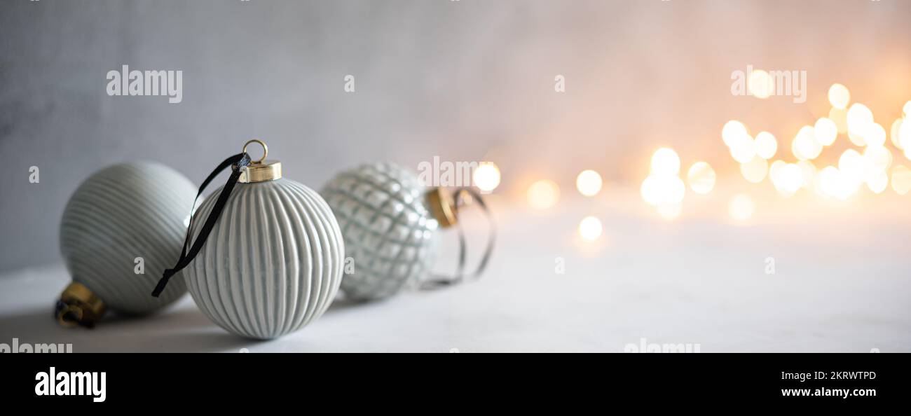 Baubles in stile scandinavo color pastello con luci bokeh natalizie Foto Stock