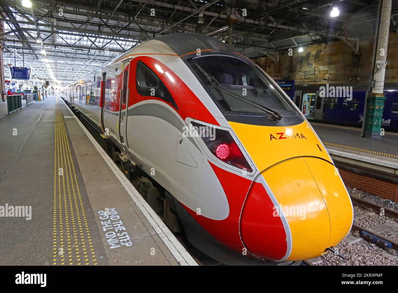 LNER,London North Eastern Railway Train 800108 Azuma Engine, alla stazione ferroviaria di Waverley, nel centro di Edimburgo, Scozia, Regno Unito, EH1 3EG Foto Stock