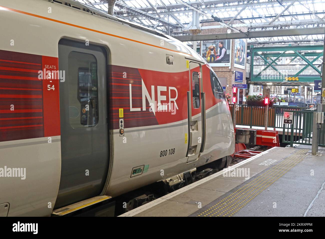 LNER,London North Eastern Railway Train 800108 Azuma Engine, alla stazione ferroviaria di Waverley, nel centro di Edimburgo, Scozia, Regno Unito, EH1 3EG Foto Stock