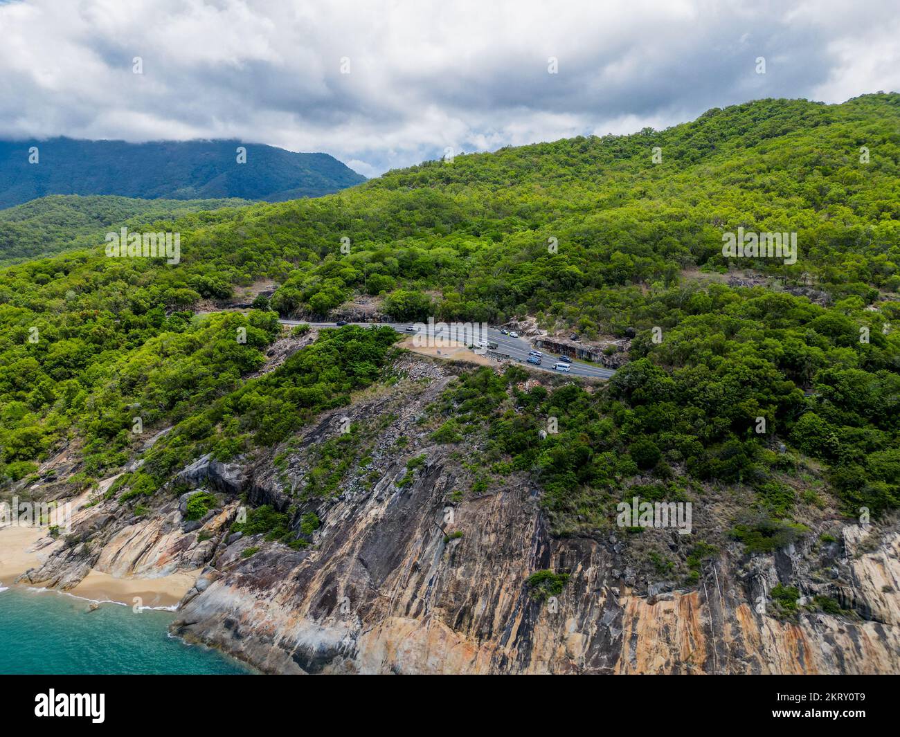 Vista aerea della strada tropicale intorno alla foresta pluviale e all'oceano Foto Stock
