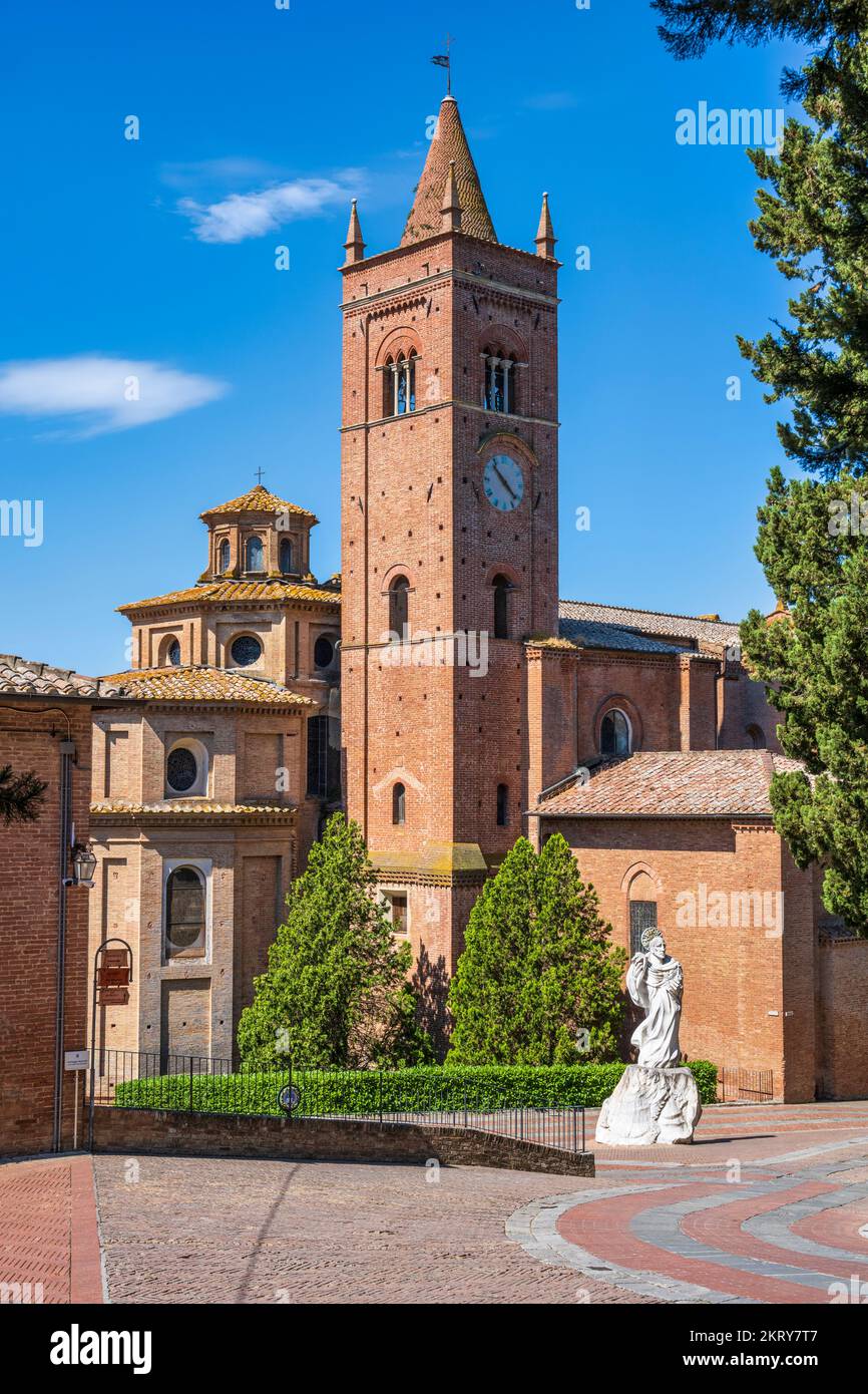 Abbazia Benedettina di Monte Oliveto maggiore, con statua in marmo bianco di San Benedetto in primo piano, Provincia di Siena, Toscana, Italia Foto Stock