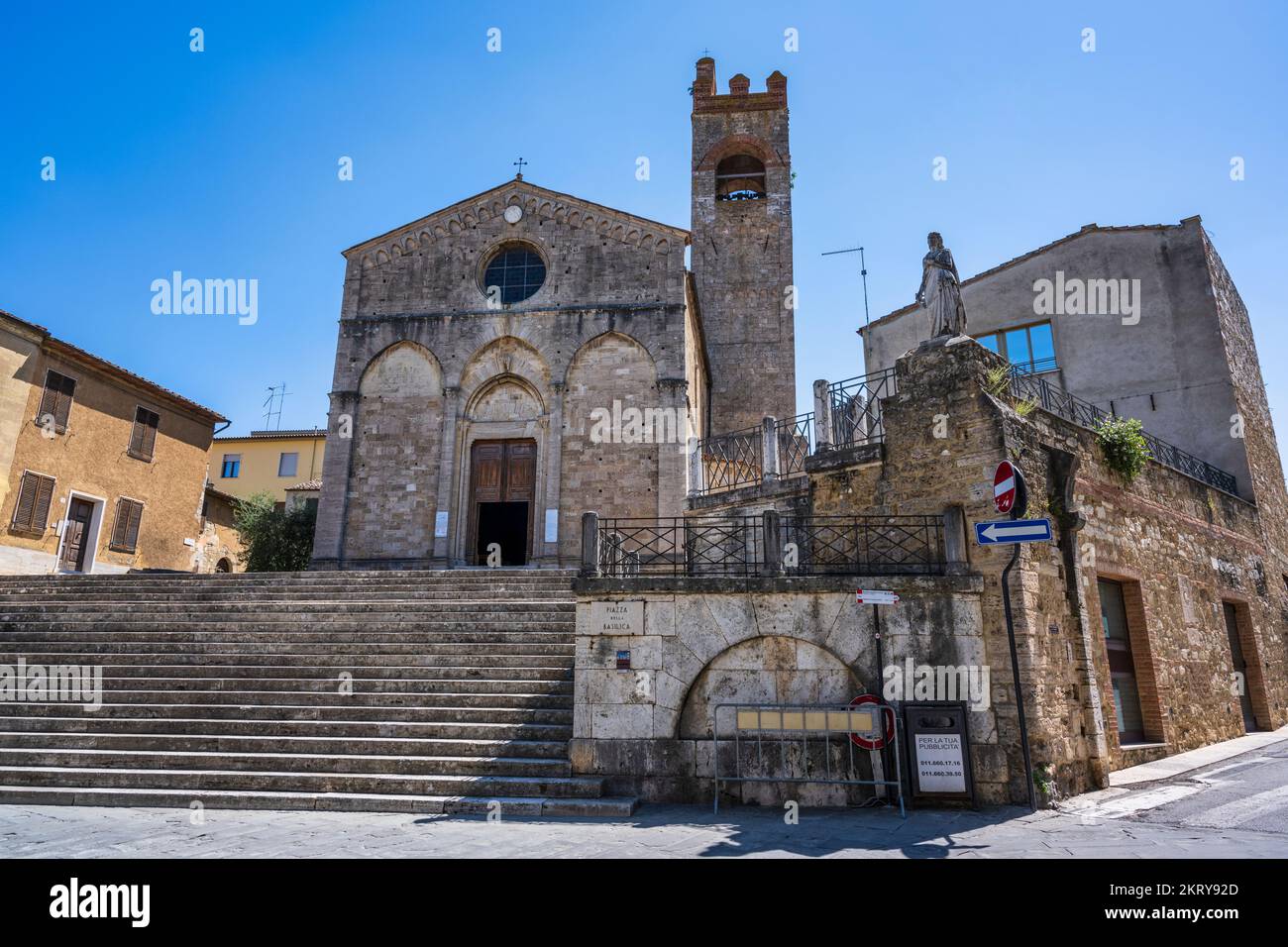 Basilica di Sant'Agata in Piazza della Basilica di Asciano nelle Crete Senesi, Provincia di Siena, Toscana, Italia Foto Stock